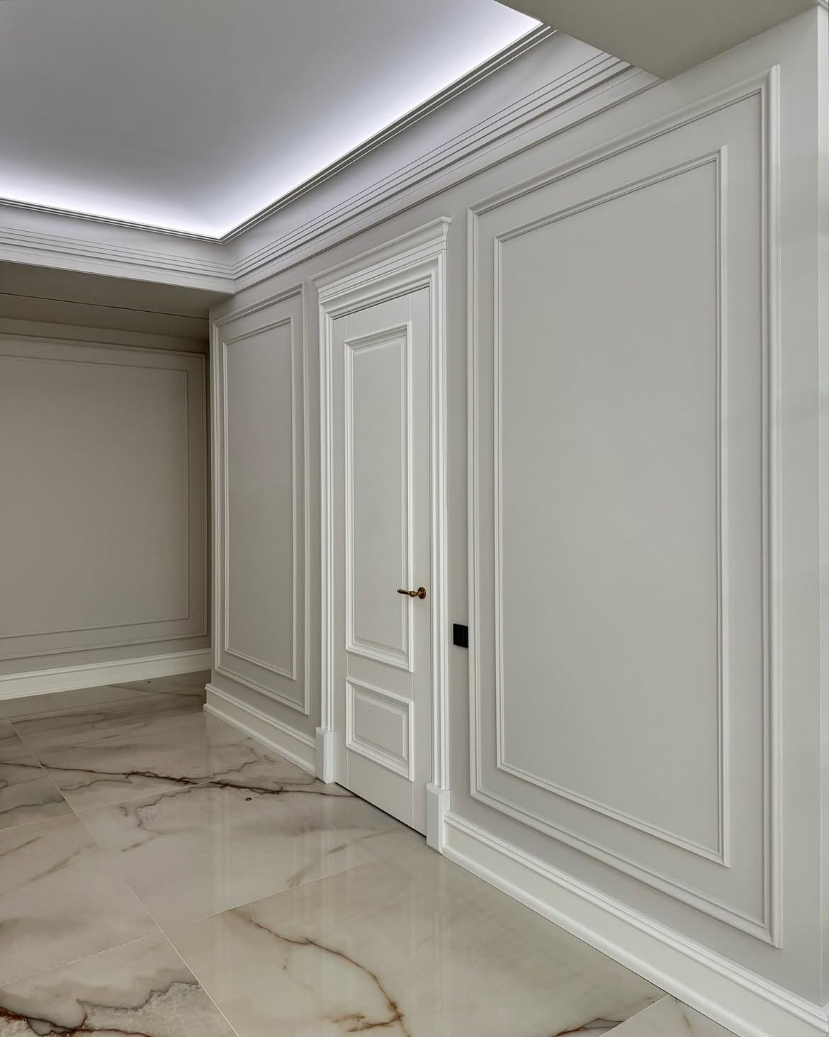 Ağ panel divarlı dəhliz və klassik qapı — DOORSA montaj işi