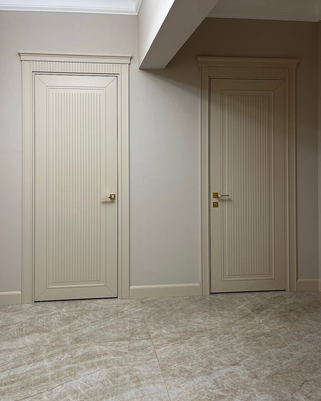 Fluted yivli qapı — bej lak, qızılı dəstək