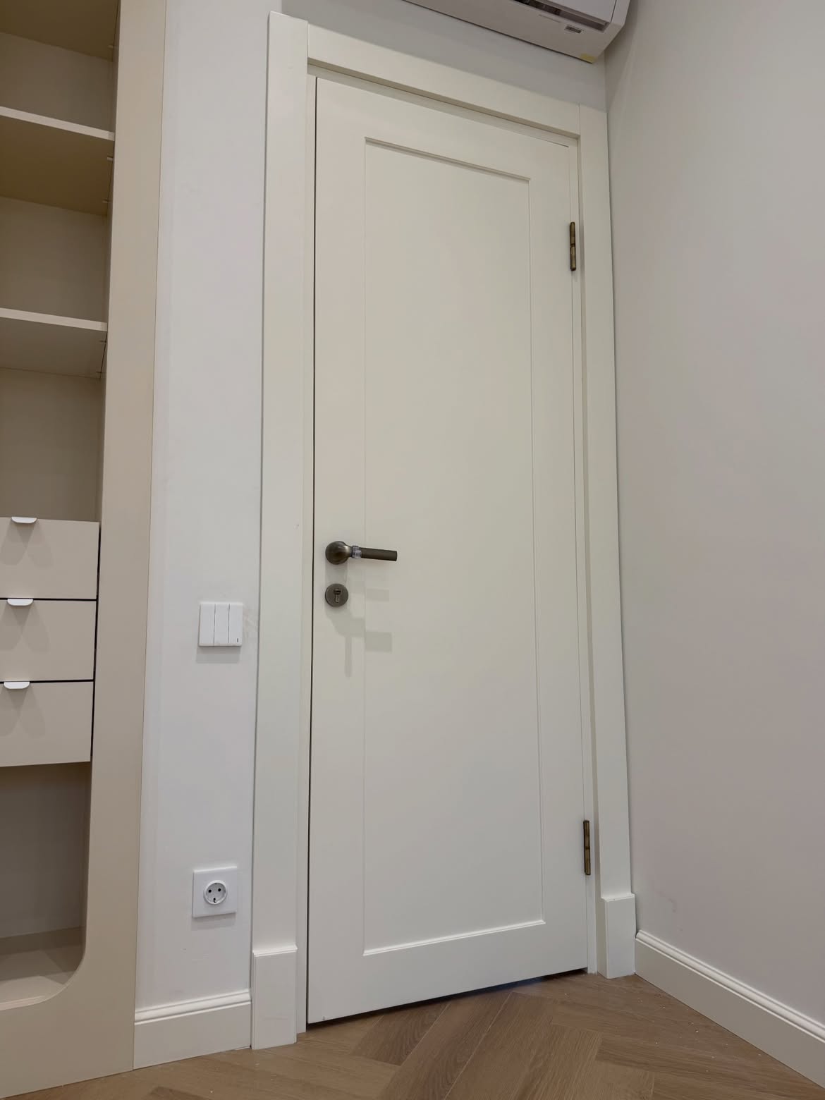 Shaker ağ qapı — minimal panel