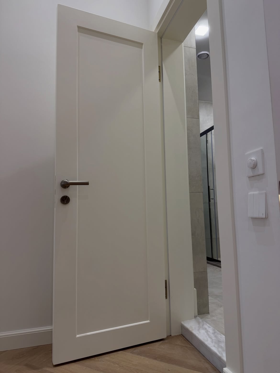 Ağ qapı — hamam girişi